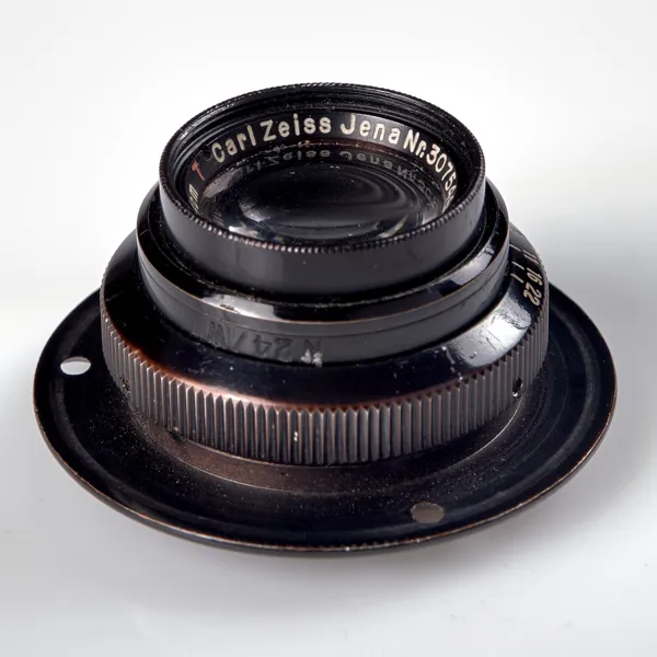 OBJEKTIV. Carl Zeiss Jena Tessar 1:4,5 f=7,5 cm Nr 3075445. 1947-48.