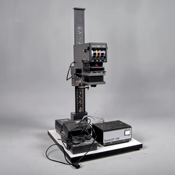 FÖRSTORINGSAPPARAT. Durst M805. Objektiv Rodenstock Apo-Rodagon N 1:4 f=105 mm. Durst TRA500. Durst UT100. Durst Digitim S 1000. 2 stycken S 2000. 1970-80-tal.
