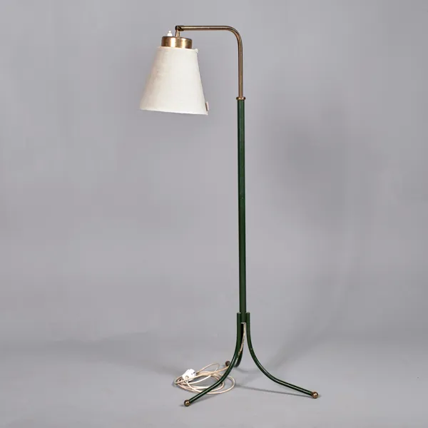 JOSEF FRANK. Golvlampa. Mässing och grönlackerad. Modell 1842. Firma Svenskt Tenn.