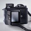 KAMERA. Hasselblad 500C/M UR. Serienummer 1218988. 1972. Magasin 12 UR. Serienummer 3128880. Magasin 12 UR. Serienummer 152706 (sliten). Snabbfäste. Ljusmätare Sekonic.