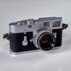 KAMERA. Ernst Leitz Wetzlar. Leica M 2. Serienummer 1019758. 1961. Objektiv. Canon Lens 35 mm f:1.8 No. 21886.