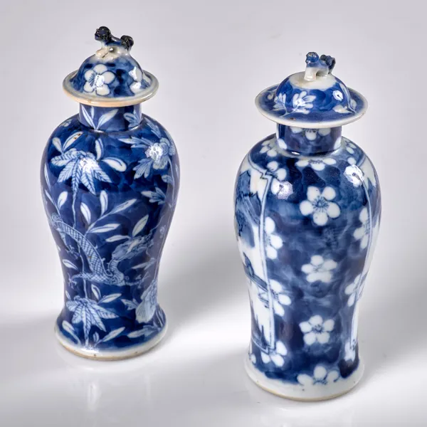 BALUSTERVASER. 1 par. Prunus. Kangxi. Omkring 1900.