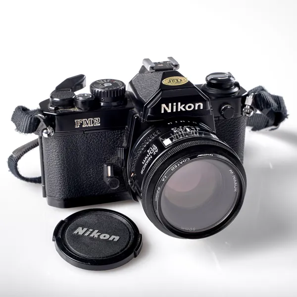 KAMERA. Nikon. FM2. Serienummer 7529705. 1988-89. Objektiv. AF Nikkor 50 mm 1:14. Blixt. Speedlight SB-22.