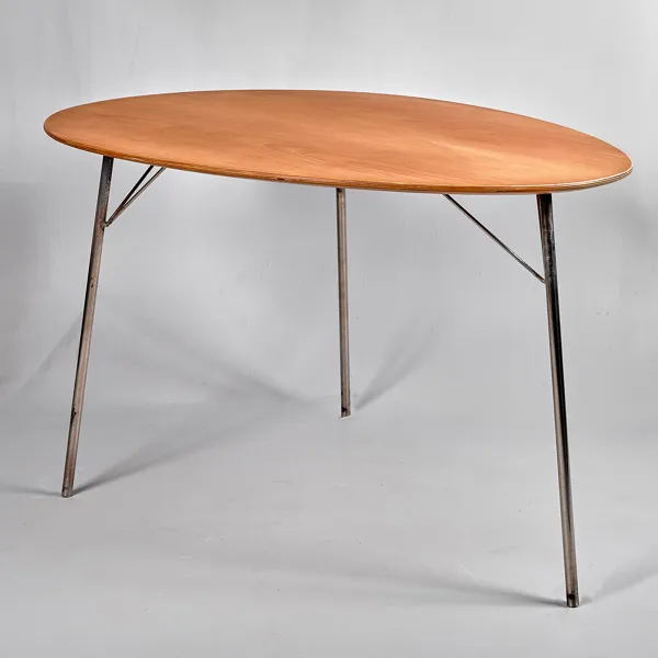 ARNE JACOBSEN. Bord. Egg table. Ask och rörstål. Formgivet 1952. 1950-tal.