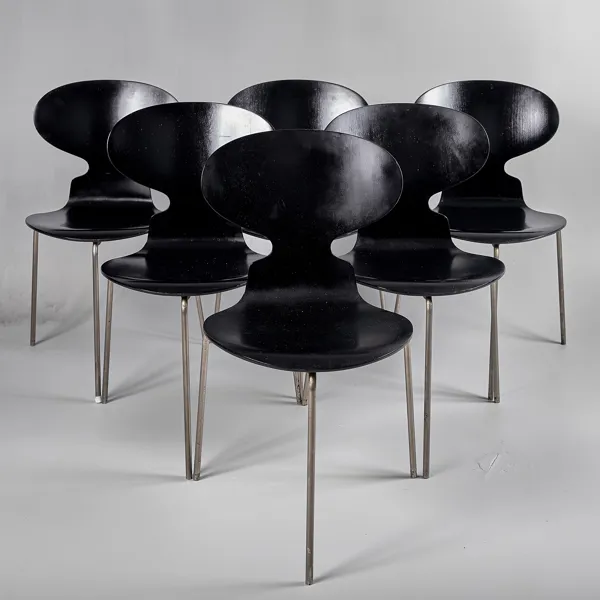 ARNE JACOBSEN. 6 stolar. Myran. Modell 3100. Formgiven 1952. 1950-tal.