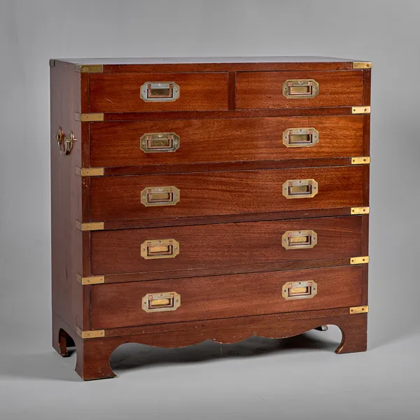 BYRÅ. Mahogny med mässingsbeslag. Engelsk stil. 