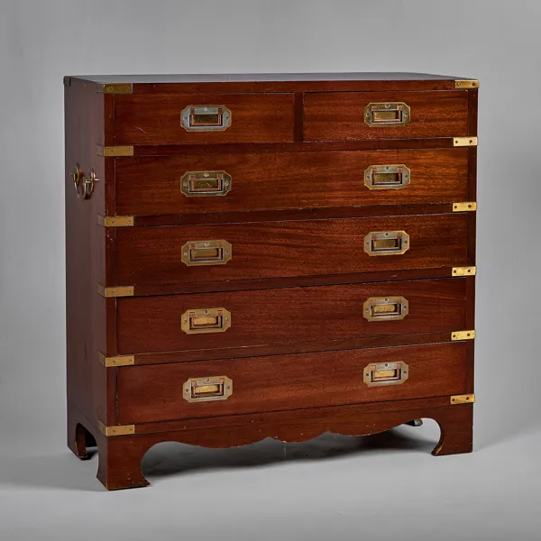 BYRÅ. Mahogny med mässingsbeslag. Engelsk stil. 