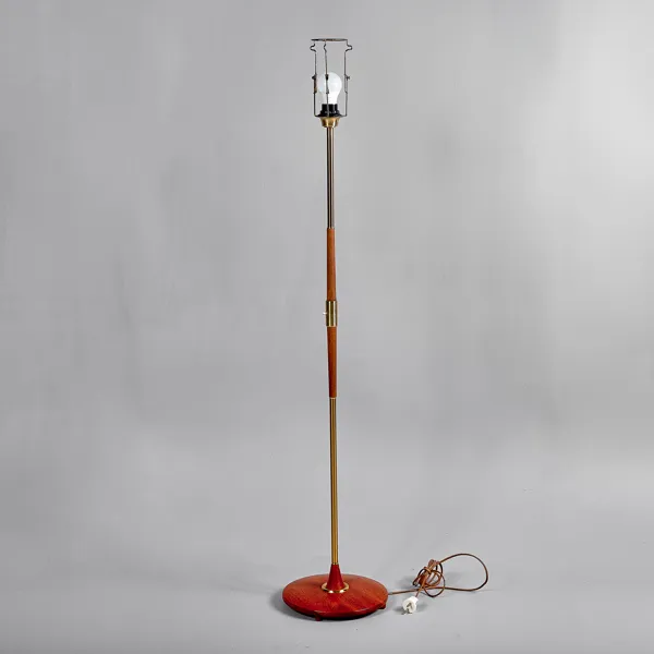 GOLVLAMPA. Teak och mässing. Möllers Armatur, Eskilstuna. 1950-60-tal.