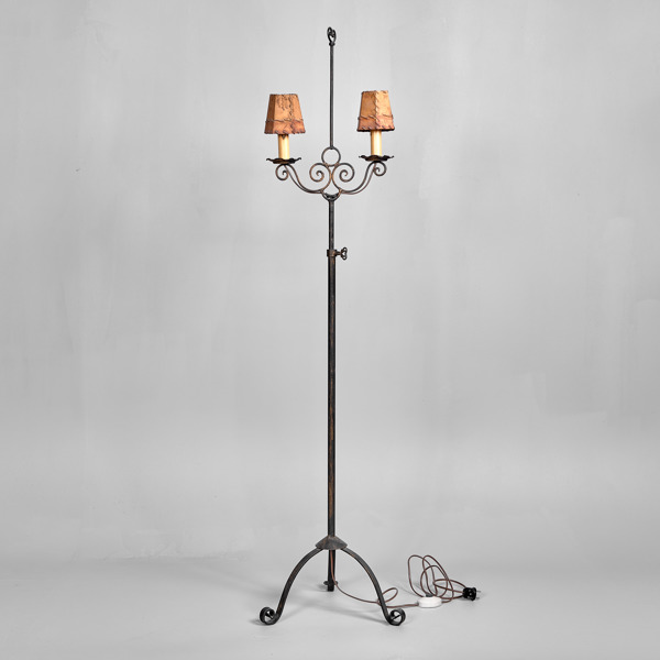 GOLVLAMPA. Smide. Omkring 1900.