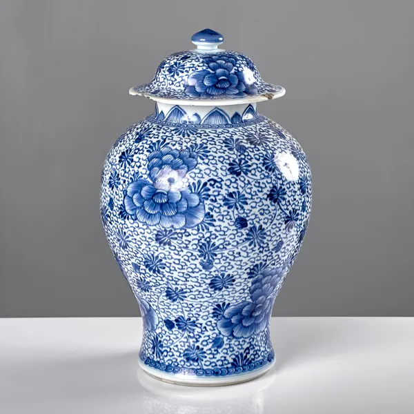 URNA MED LOCK. KANGXI stil. 1800-tal.