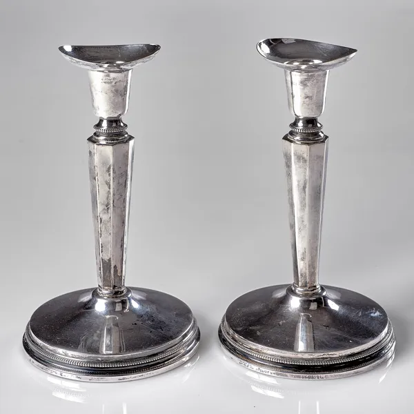 LJUSSTAKAR. 1 par. Silver. K.G. Markströms Guldsmeds AB, Uppsala.