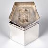 WIWEN NILSSON. Burk med lock. Pentagonal. Sterlingsilver. Lund. 1948.
