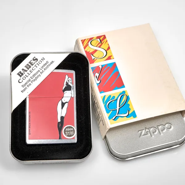 TÄNDARE ZIPPO. Barrett Smythe. Pinup Girl (Surprise Pinup/Red Bathing Suit Series). 2000.
