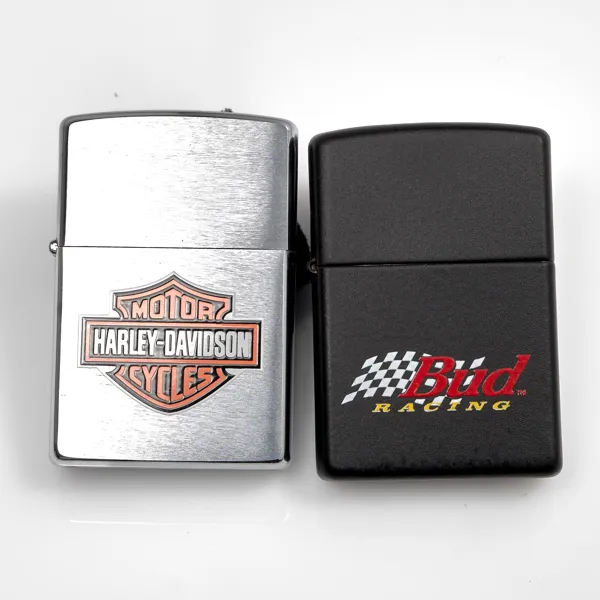 TÄNDARE ZIPPO. 2 stycken. Bud Racing. Budweiser NASCAR Racing Series. Harley-Davidson Motor Cycles . Classic Bar & Shield Logo. 1998.