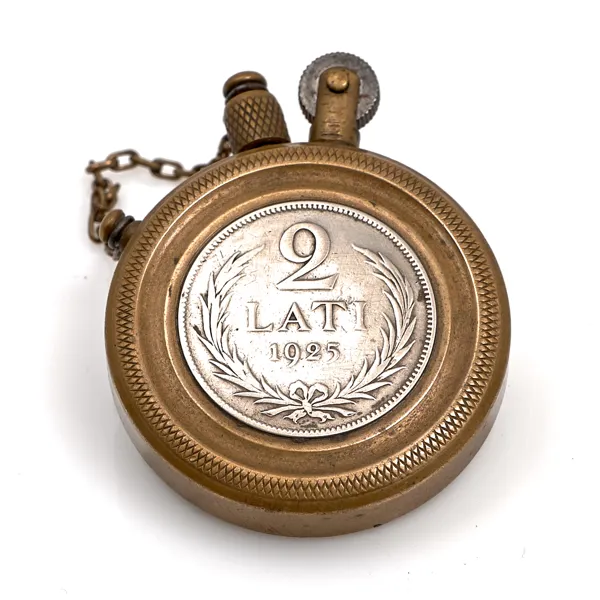 TÄNDARE. Mässing. Lettland. Silver Lati Coin. 1920-40-tal.
