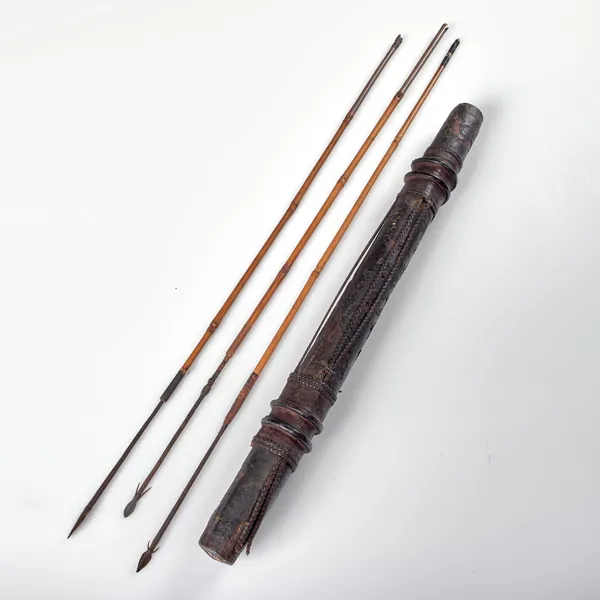 PILKOGER MED TRE PILAR. Läderfodral. Pilar i bambu och metall. Afrika. Omkring 1900.