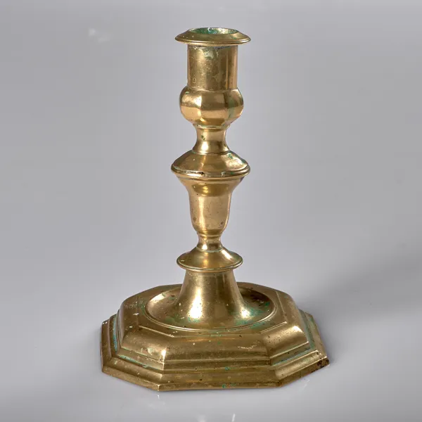 LJUSSTAKE. Mässing. Barockstil. Omkring 1900.