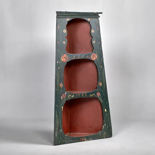 HÖRNHYLLA. Furu. Vägghängd. Originalmålad. Daterad 1783.