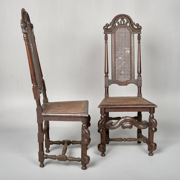 1 PAR STOLAR. Valnöt. William & Mary-stil. 1800-tal.