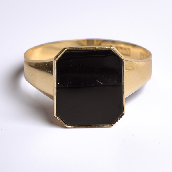 RING. Onyx. 18K. 3,1 gram.