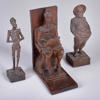 TRÄFIGURER. Tre stycken. Bokstöd Don Quijote och Sancho Panza.