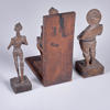 TRÄFIGURER. Tre stycken. Bokstöd Don Quijote och Sancho Panza.