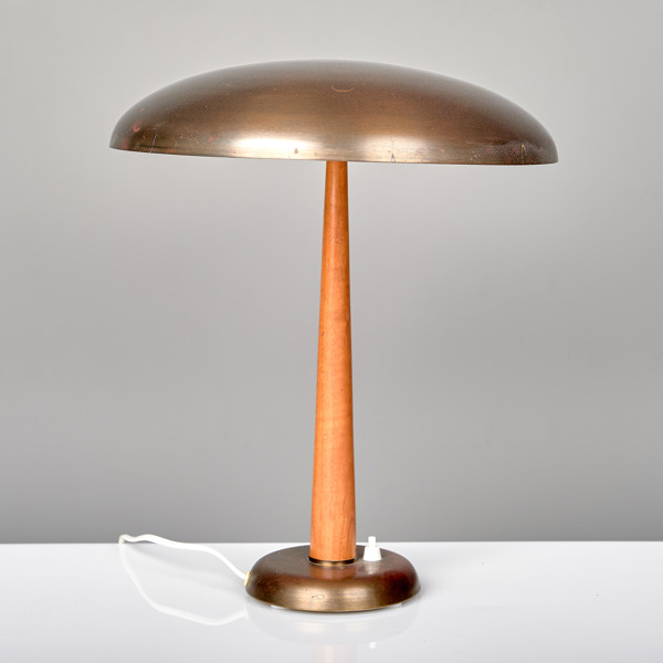 BORDSLAMPA. Mässing och teak. Modell 59402 Roos 423. Uppsala Armaturfabrik. 1950-tal.