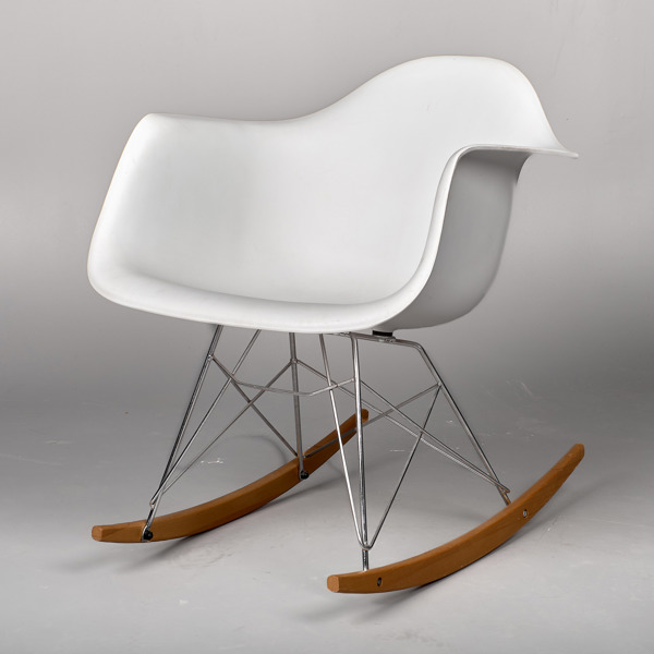 CHARLES OCH RAY EAMES. Gungstol. Glasfiber, metall och trä. Rocker chair. Herman Miller. 1900-talets slut.